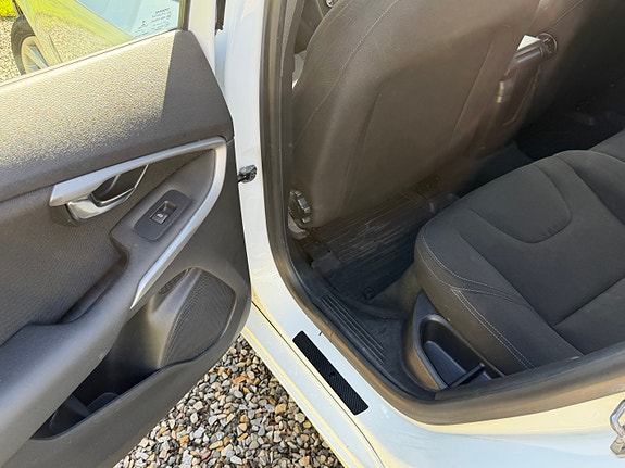Volvo V40 12 of 17