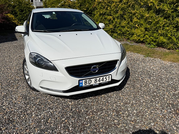 Volvo V40 3 of 17