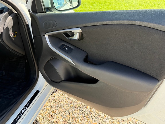 Volvo V40 13 of 17