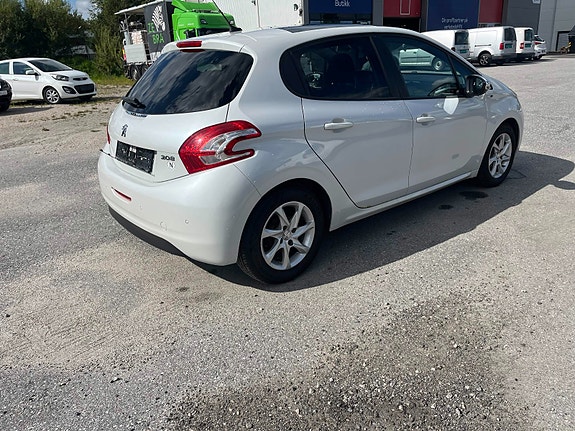 Peugeot 208 5 of 14