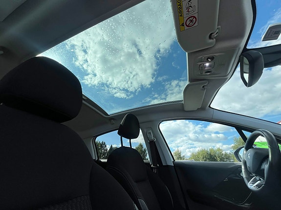 Peugeot 208 12 of 14