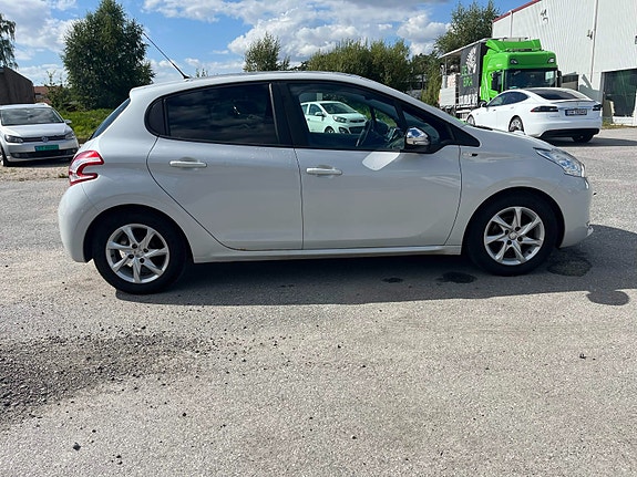 Peugeot 208 4 of 14