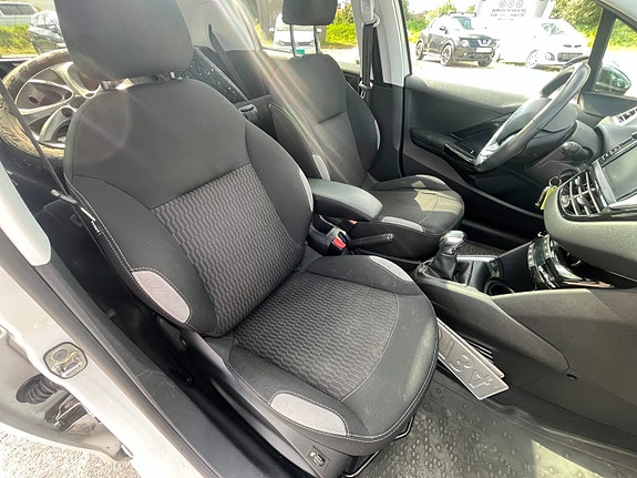 Peugeot 208 11 of 14
