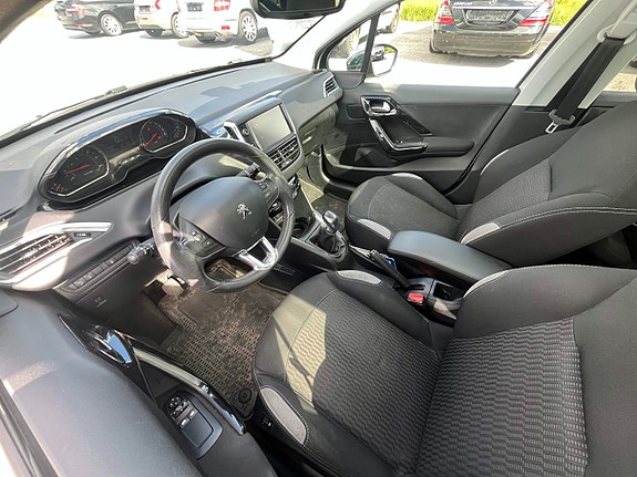 Peugeot 208 10 of 14