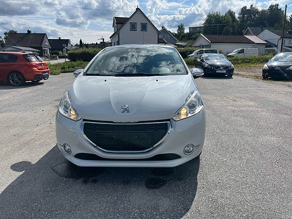 Peugeot 208 2 of 14