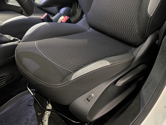Peugeot 208 18 of 25