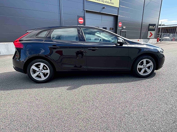Volvo V40 6 of 17