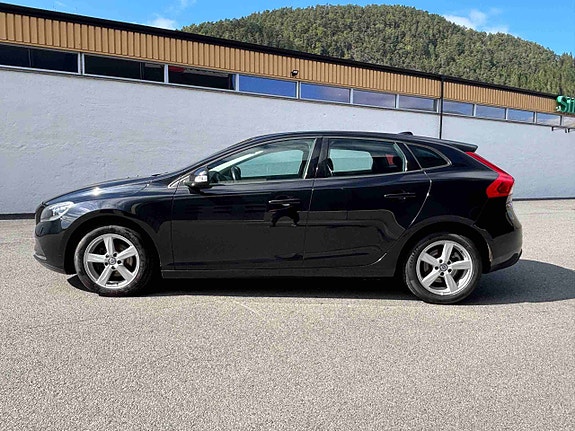 Volvo V40 2 of 17