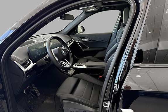 BMW iX1 10 of 22