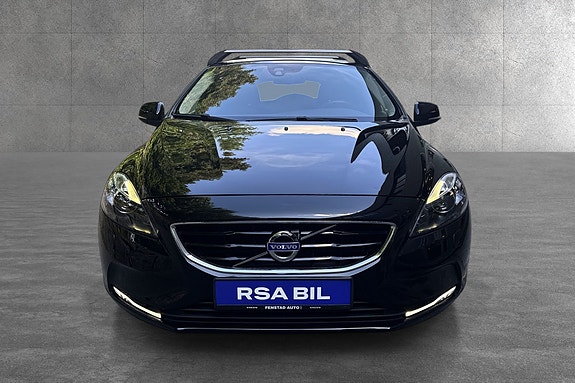 Volvo V40 2 of 12