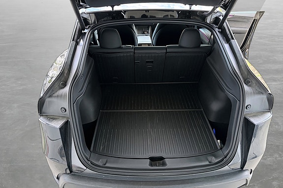 Tesla Model Y 20 of 23