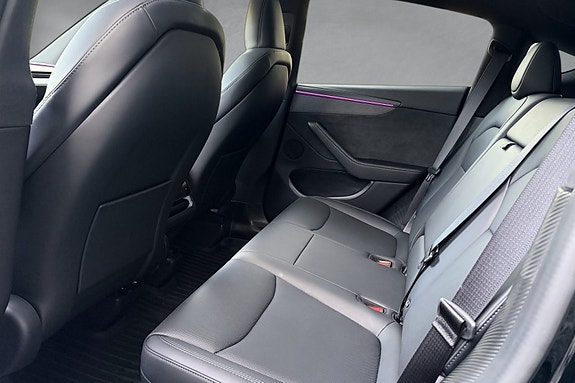 Tesla Model Y 16 of 23