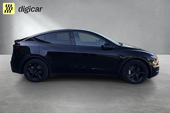 Tesla Model Y 7 of 23