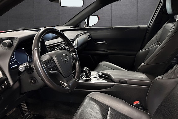 Lexus UX300e 11 of 22