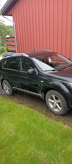 Mitsubishi Outlander 2 of 4