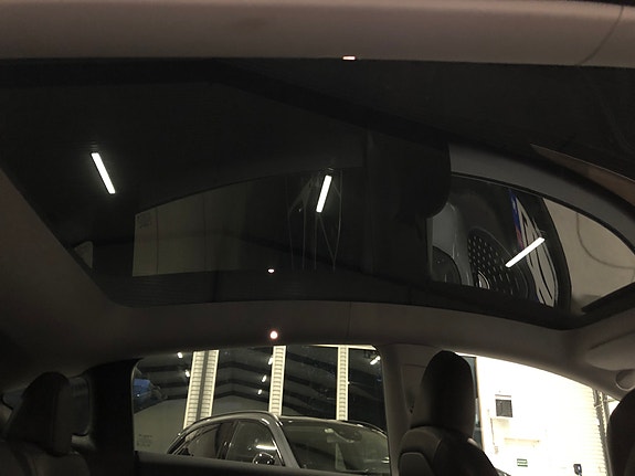 Tesla Model Y 28 of 30