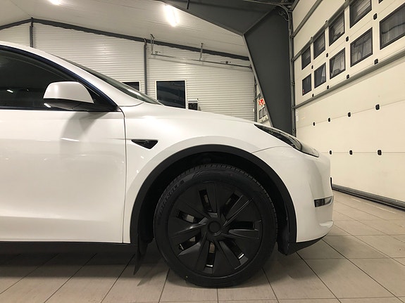 Tesla Model Y 19 of 30