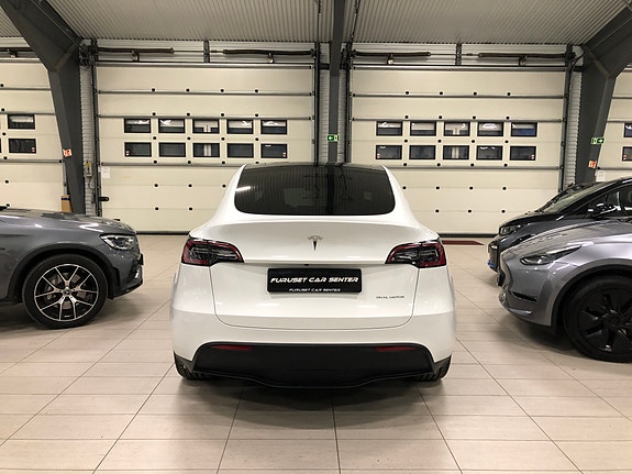 Tesla Model Y 10 of 30