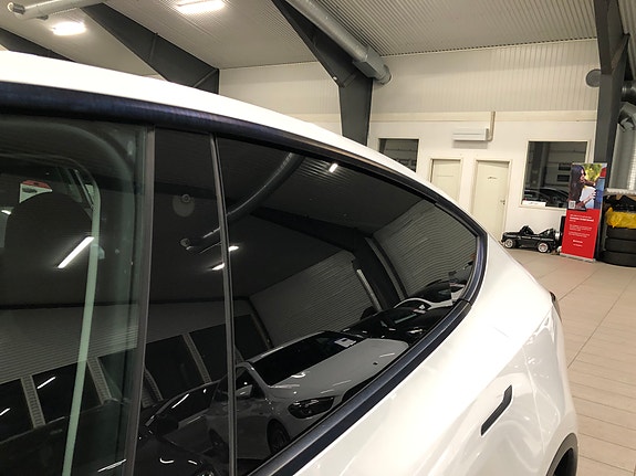 Tesla Model Y 7 of 30
