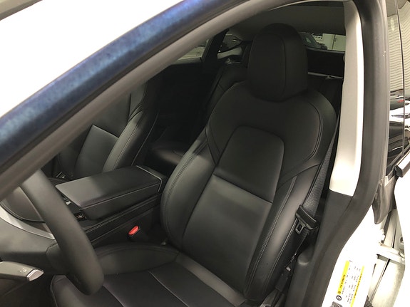 Tesla Model Y 21 of 30