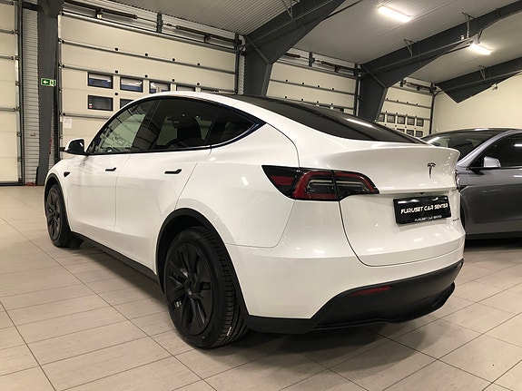 Tesla Model Y 8 of 30