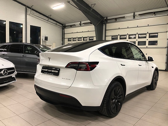 Tesla Model Y 16 of 30