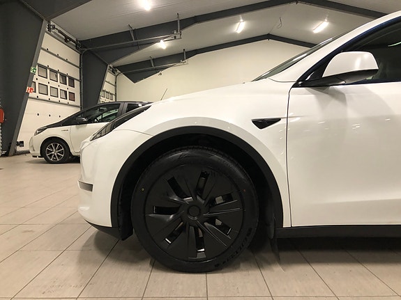 Tesla Model Y 5 of 30