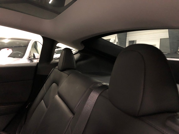 Tesla Model Y 25 of 30