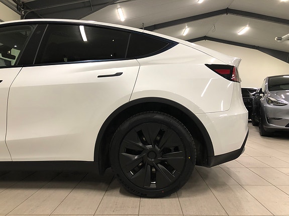 Tesla Model Y 9 of 30