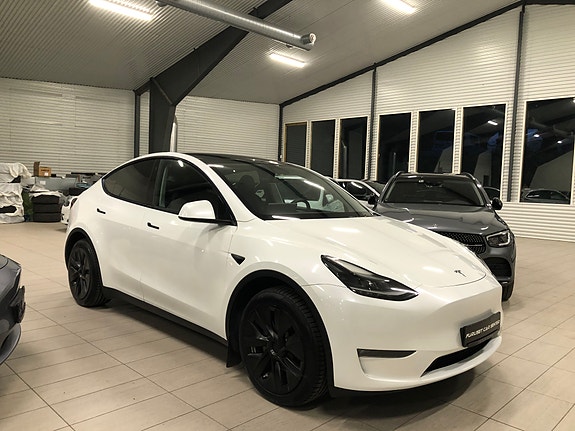 Tesla Model Y 18 of 30