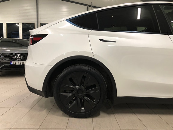 Tesla Model Y 17 of 30