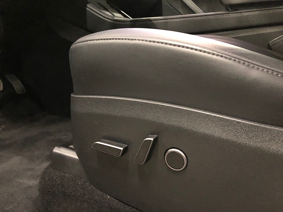 Tesla Model Y 23 of 30