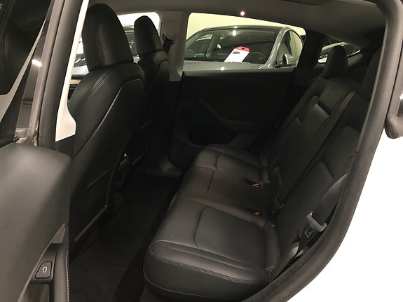 Tesla Model Y 24 of 30
