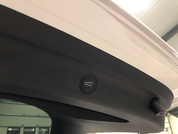 Tesla Model Y 14 of 30
