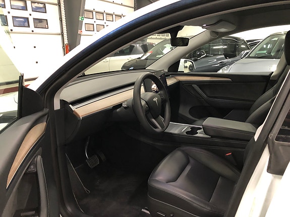 Tesla Model Y 20 of 30