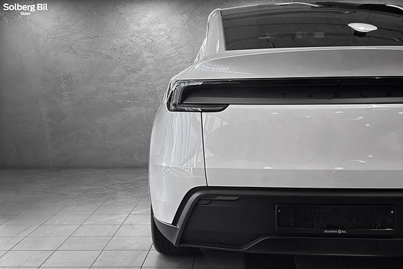 Tesla Model Y 8 of 30