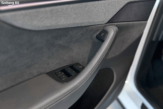 Tesla Model Y 22 of 30