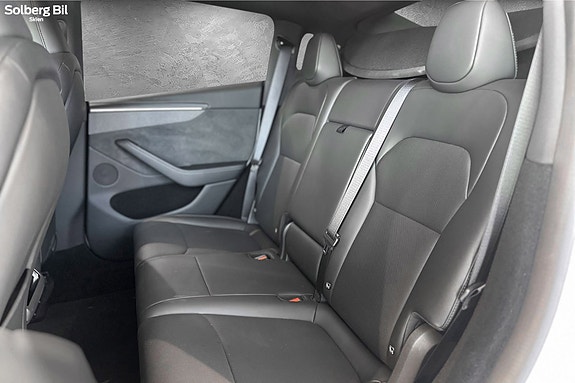 Tesla Model Y 24 of 30