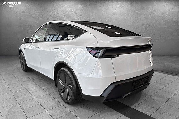 Tesla Model Y 6 of 30