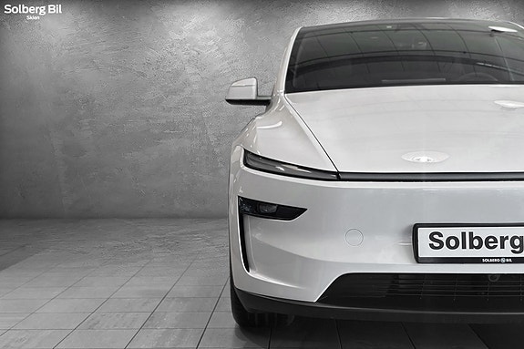 Tesla Model Y 7 of 30