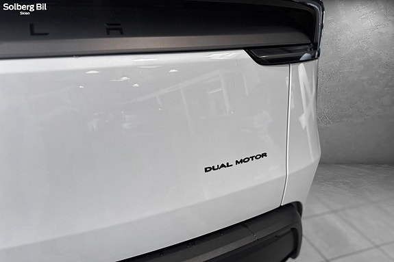 Tesla Model Y 9 of 30