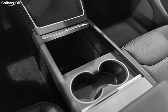 Tesla Model Y 23 of 30