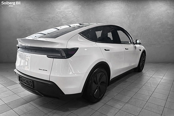 Tesla Model Y 4 of 30