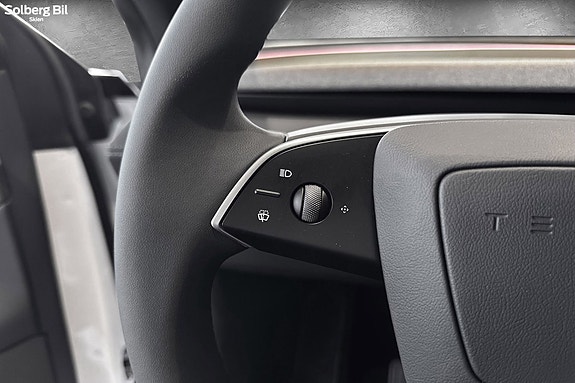 Tesla Model Y 21 of 30