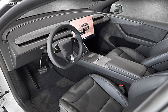 Tesla Model Y 17 of 30