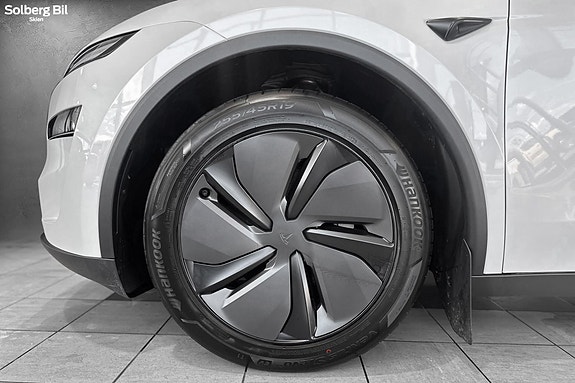 Tesla Model Y 10 of 30