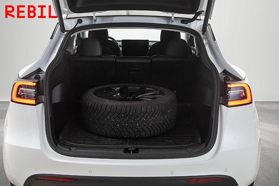 Tesla Model Y 24 of 27