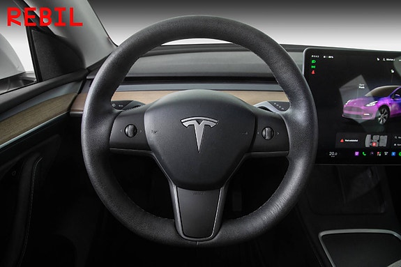 Tesla Model Y 12 of 27