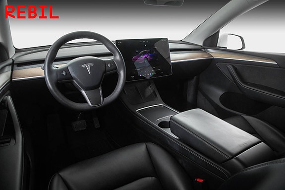 Tesla Model Y 9 of 27