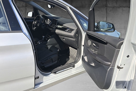 BMW 225xe 10 of 16
